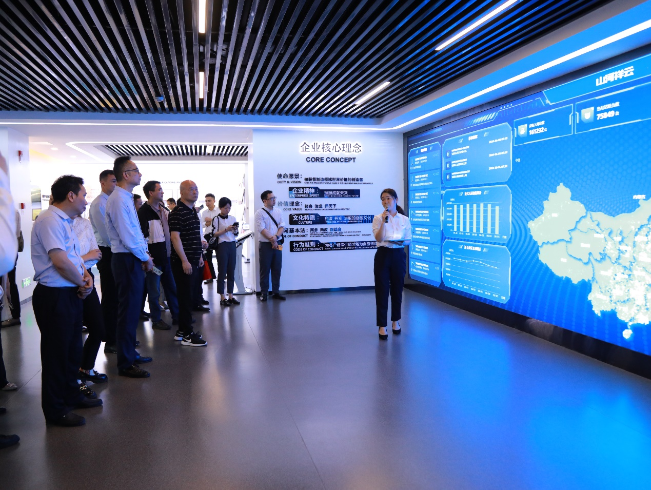 湘潭市工信局帶隊蒞臨山河智能開展智能制造現場觀摩交流活動