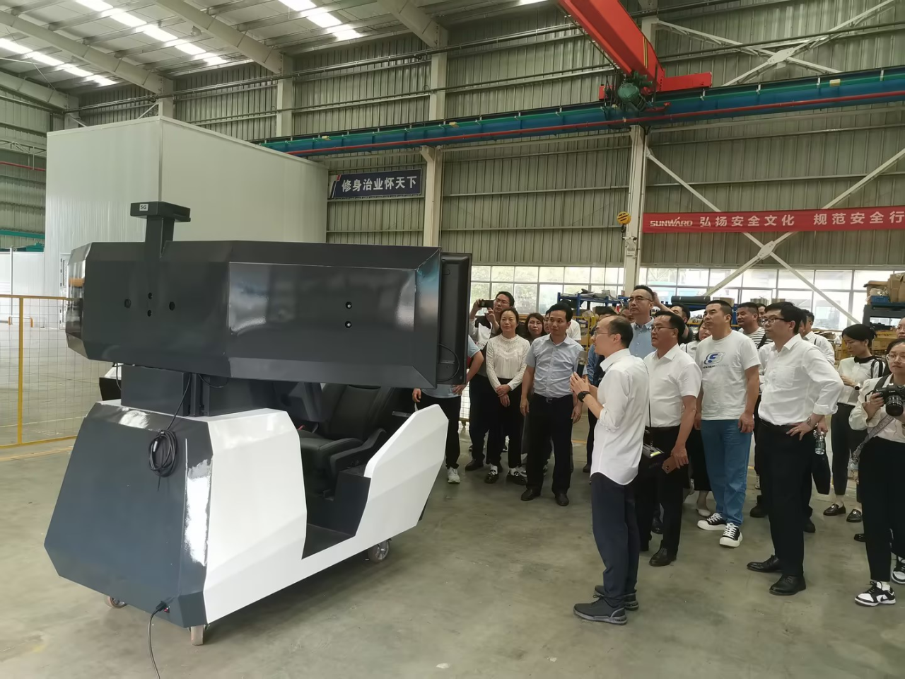 湘潭市工信局帶隊蒞臨山河智能開展智能制造現場觀摩交流活動