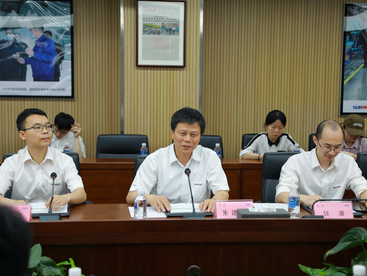 湘潭市工信局帶隊蒞臨山河智能開展智能制造現場觀摩交流活動