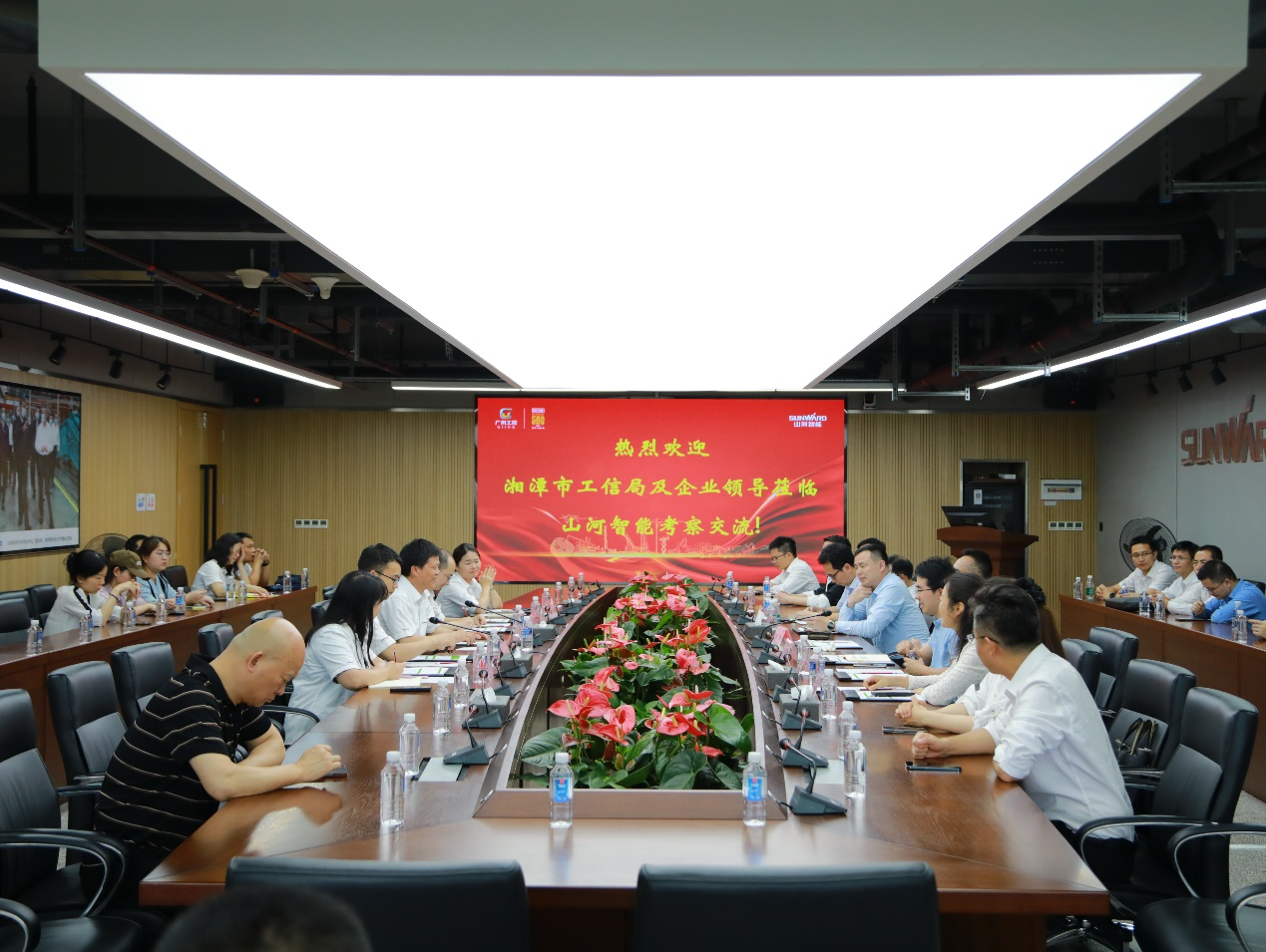 湘潭市工信局帶隊蒞臨山河智能開展智能制造現場觀摩交流活動