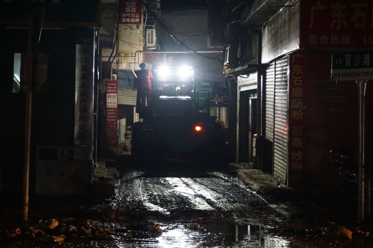 馳援湖南平江抗洪搶險，共克時艱顯擔當