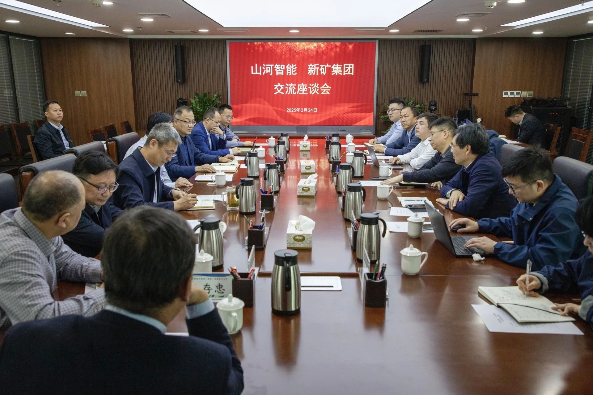 共筑智慧礦山，山河智能董事長付向東率隊赴新疆拜訪新礦集團、八鋼礦業