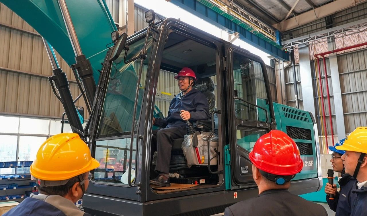 聚焦市場需求，山河智能三款精品工程液壓挖掘機成功下線