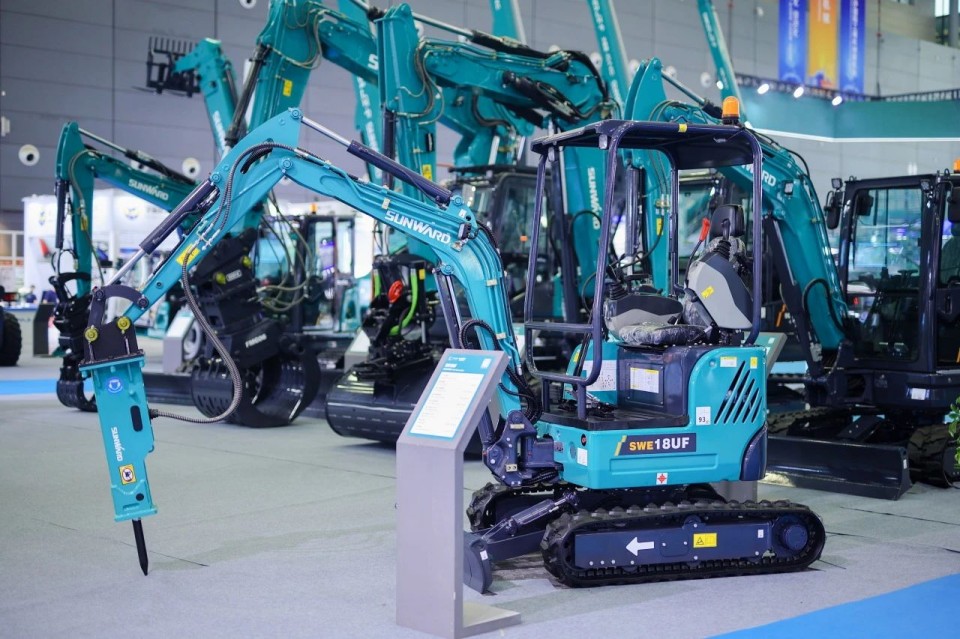 2025 CICEE | 從單一工具邁向多元化解決方案，山河智能呈現非凡挖掘機風采