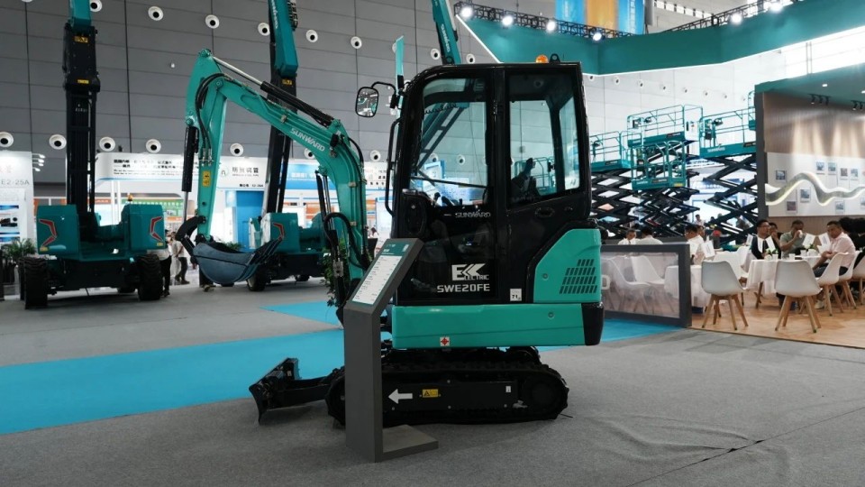 2025 CICEE | 從單一工具邁向多元化解決方案，山河智能呈現非凡挖掘機風采