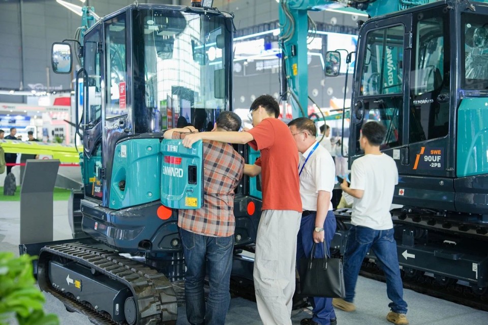 2025 CICEE | 從單一工具邁向多元化解決方案，山河智能呈現非凡挖掘機風采