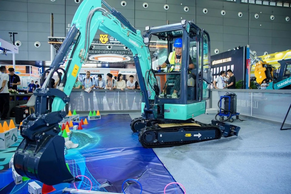 2025 CICEE | 從單一工具邁向多元化解決方案，山河智能呈現非凡挖掘機風采