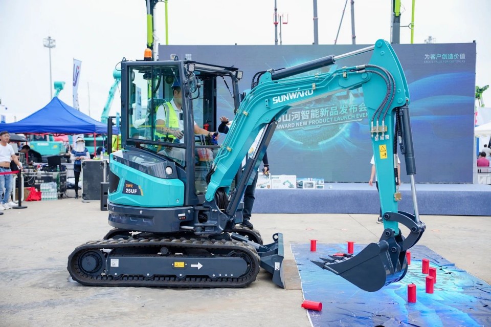 2025 CICEE | 從單一工具邁向多元化解決方案，山河智能呈現非凡挖掘機風采