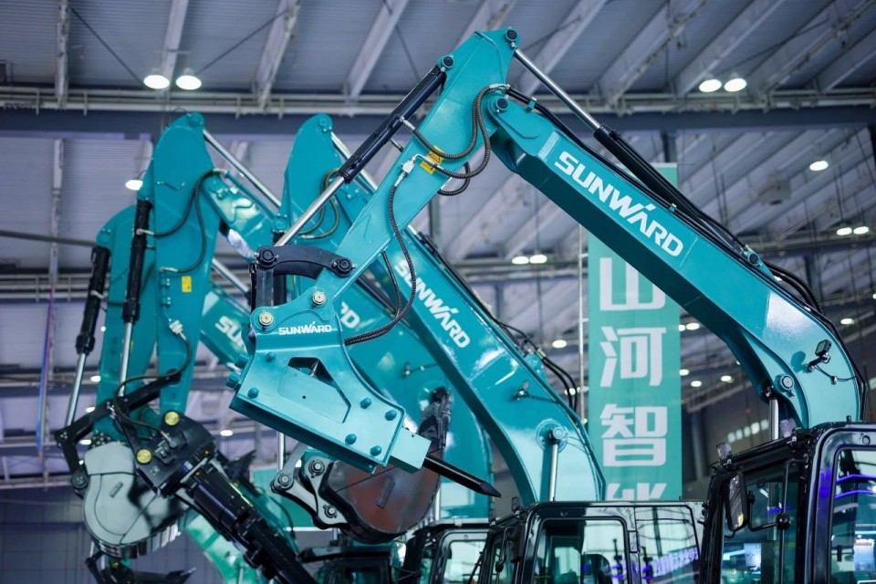 2025 CICEE | 從單一工具邁向多元化解決方案，山河智能呈現非凡挖掘機風采