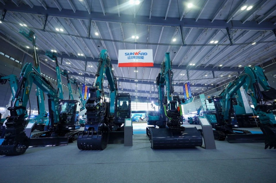 2025 CICEE | 從單一工具邁向多元化解決方案，山河智能呈現非凡挖掘機風采