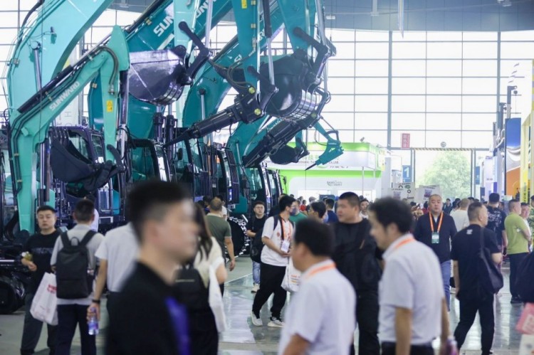 2025 CICEE | 打造極致精品化，山河智能挖掘機“圈粉”長沙展