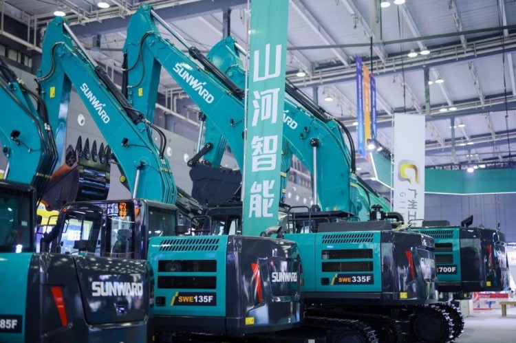2025 CICEE | 打造極致精品化，山河智能挖掘機“圈粉”長沙展