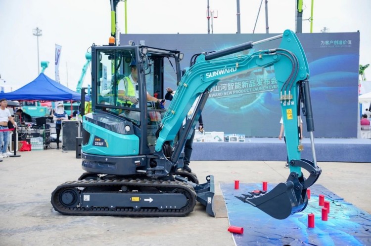 2025 CICEE | 打造極致精品化，山河智能挖掘機“圈粉”長沙展