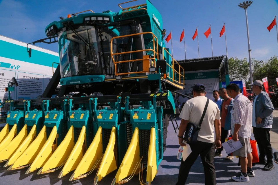 山河智能亮相2025新疆國際農業機械博覽會