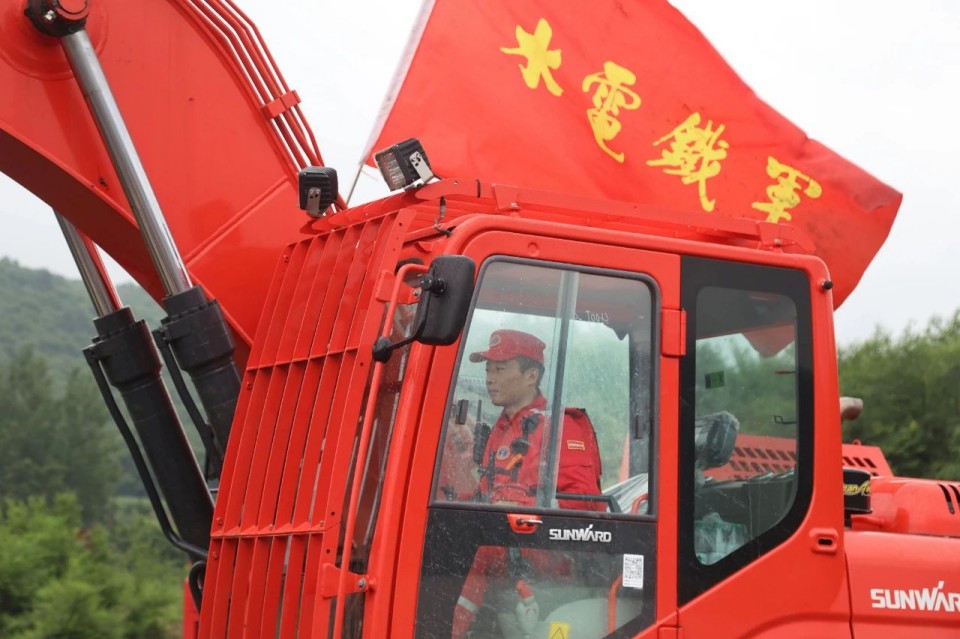 硬核破解“最后一公里”難題，山河智能應急救援設備助力“應急使命·2025”演習！