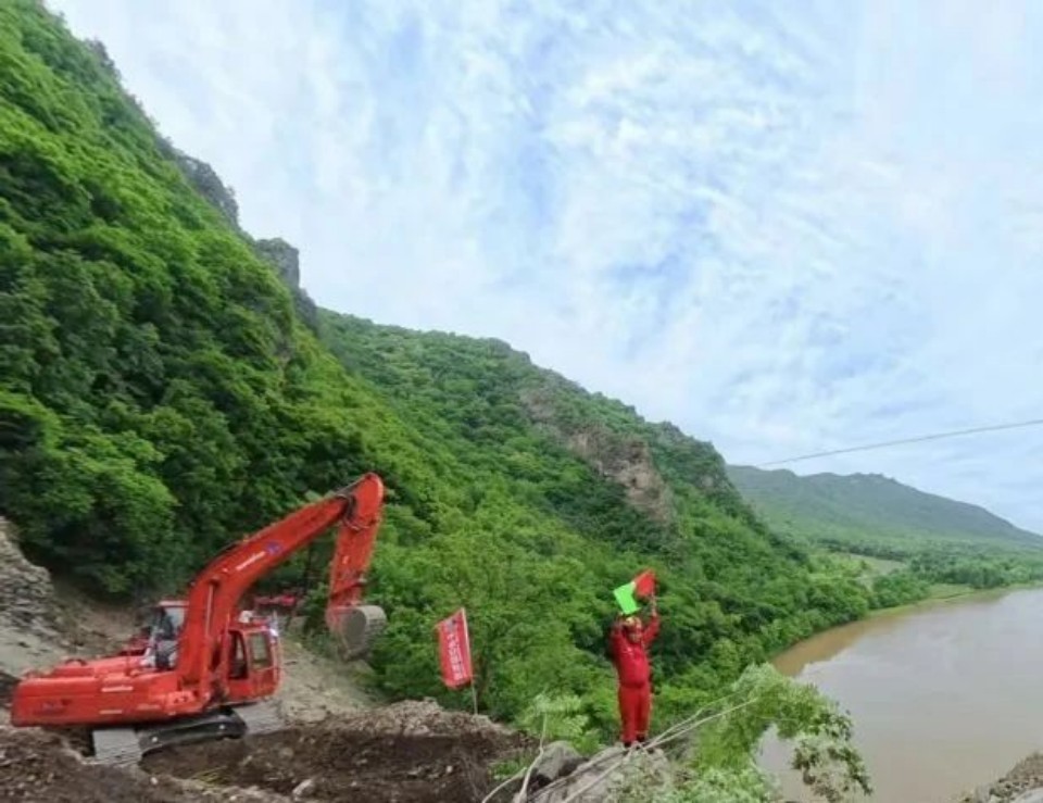 硬核破解“最后一公里”難題，山河智能應急救援設備助力“應急使命·2025”演習！