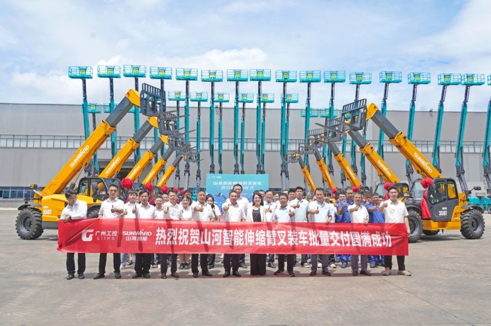山河智能伸縮臂叉裝車批量交付，即將奔赴新一線