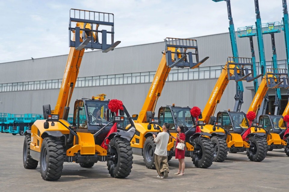 山河智能伸縮臂叉裝車批量交付，即將奔赴新一線