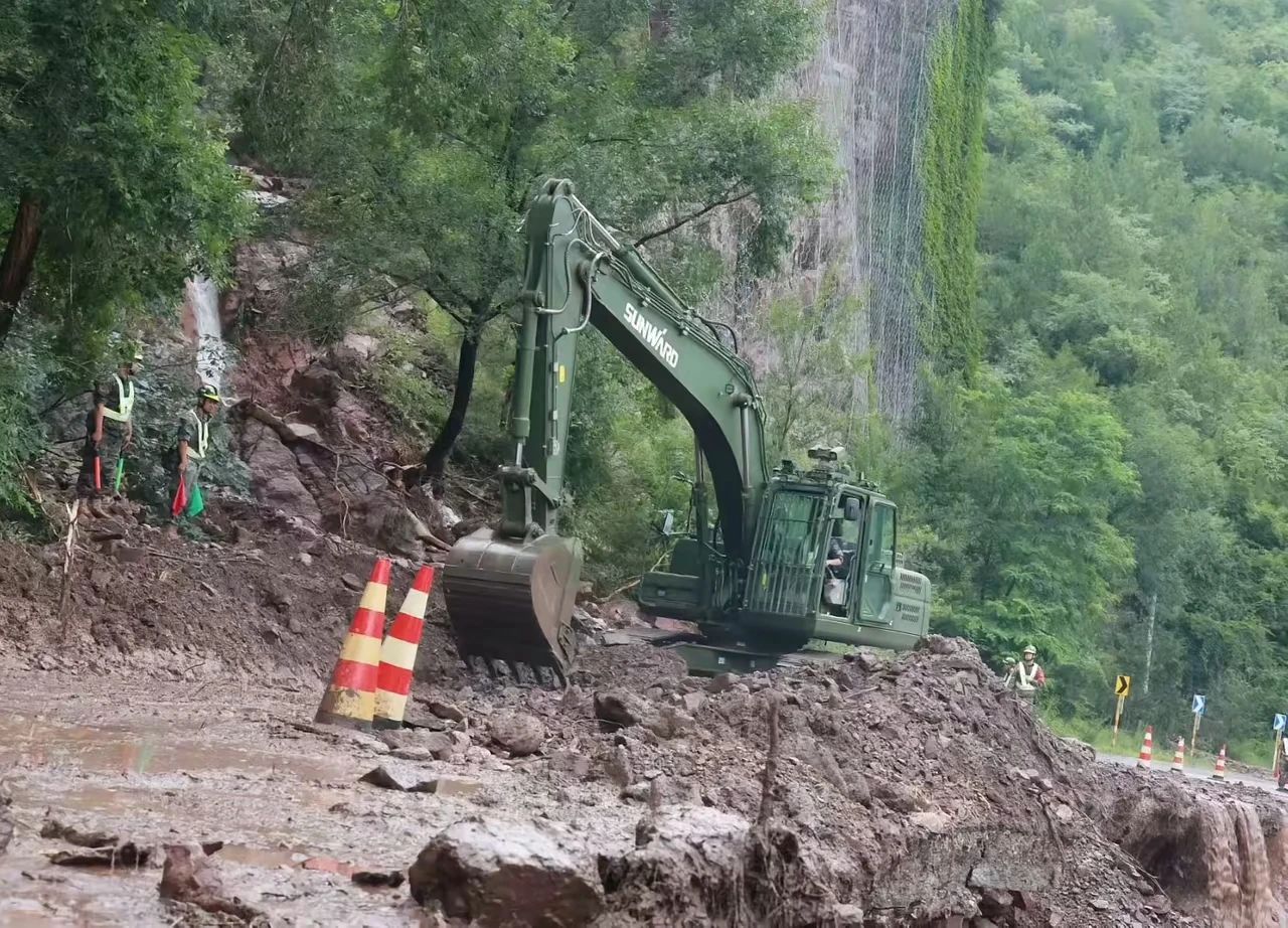 關注！山河智能應急救援裝備助力武警沖鋒北京暴雨搶險救災一線！