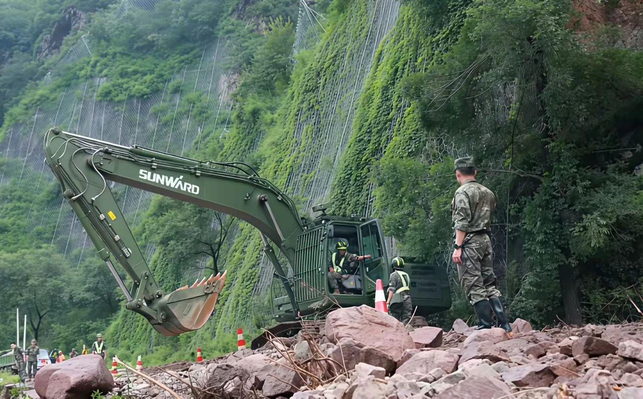 關注！山河智能應急救援裝備助力武警沖鋒北京暴雨搶險救災一線！