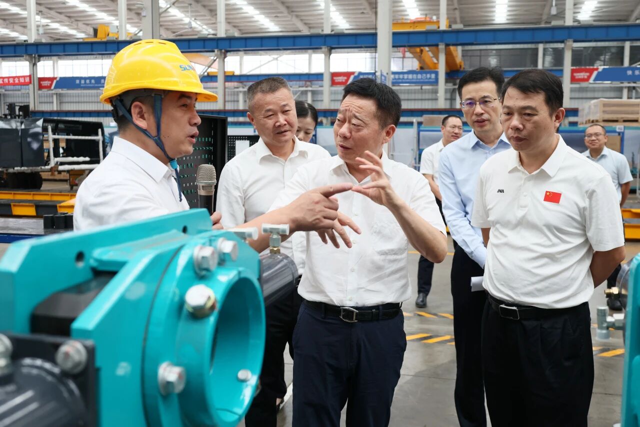 湖南省政協副主席、省工程機械產業鏈鏈長何寄華調研山河智能