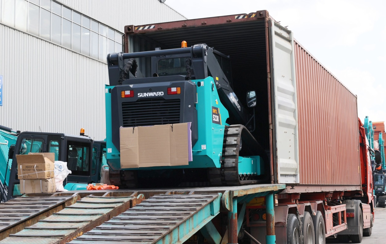 高端裝備再獲國際認可！山河智能最大噸位垂直舉升履帶式滑移裝載機批量發往北美