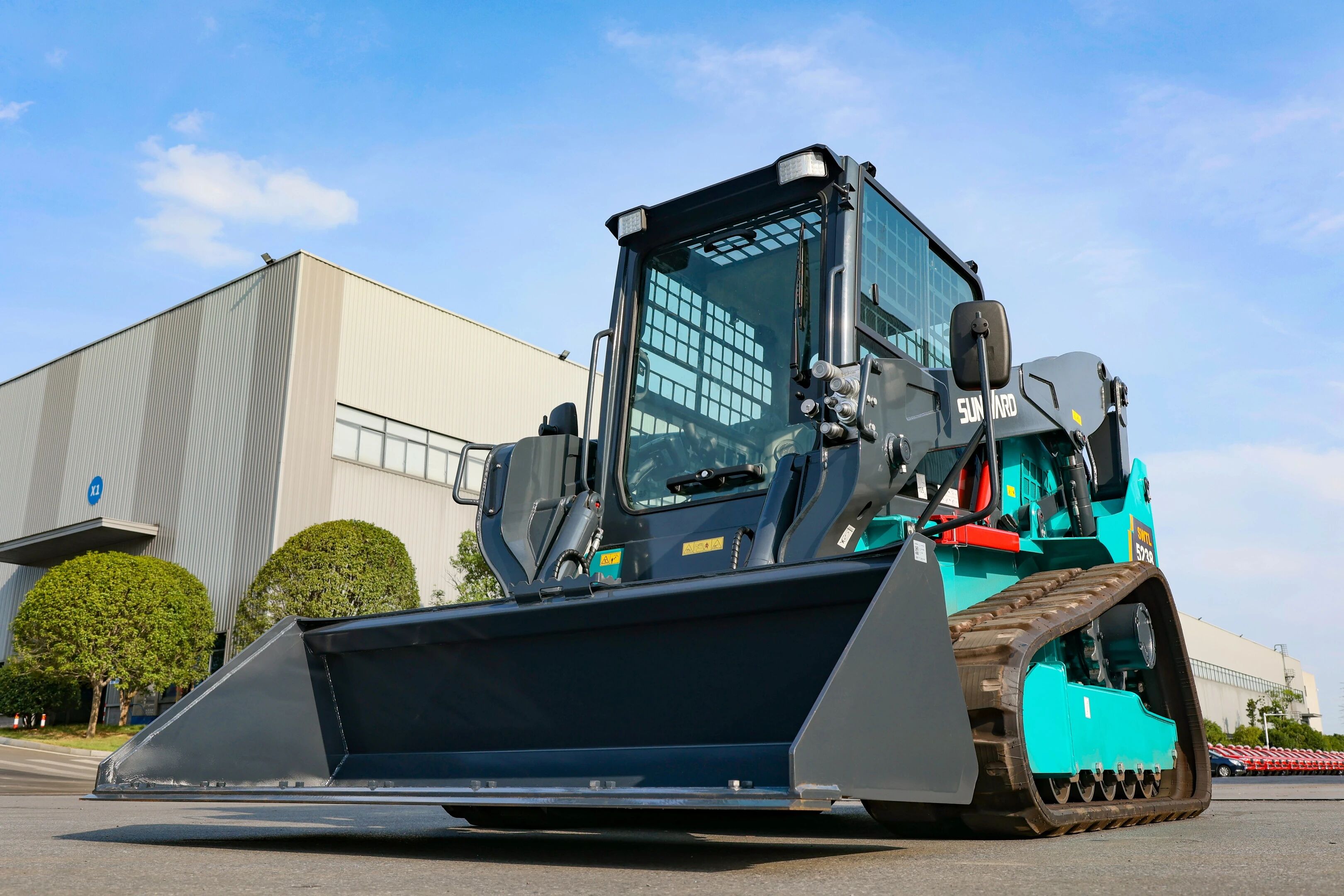 高端裝備再獲國際認可！山河智能最大噸位垂直舉升履帶式滑移裝載機批量發往北美