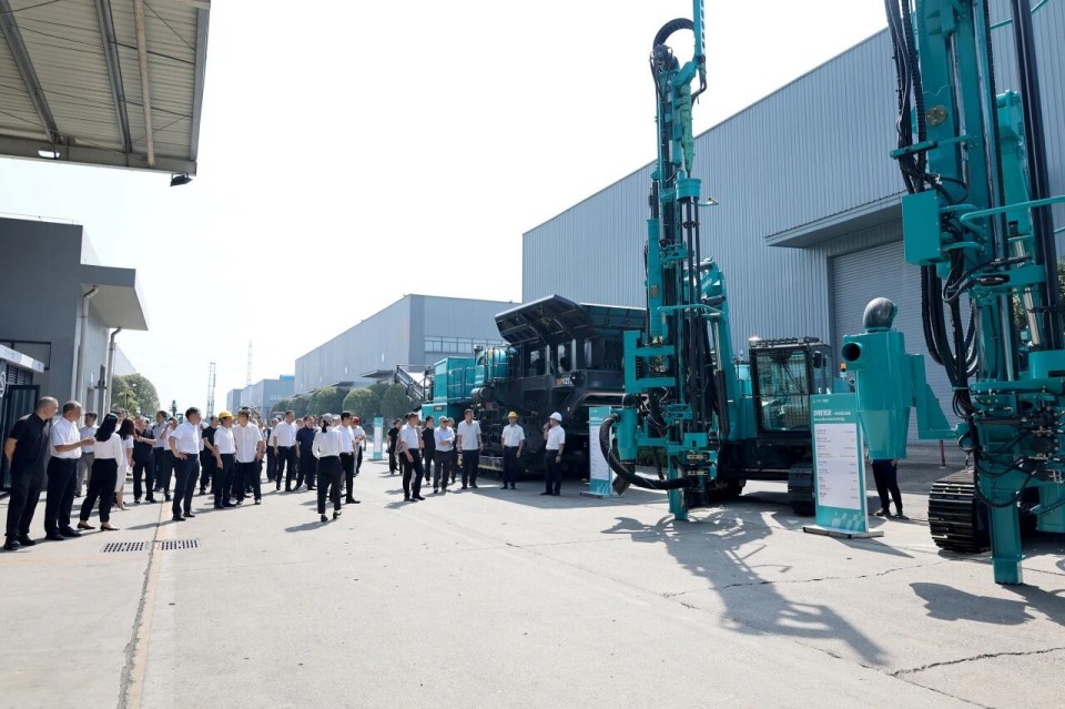 斜井開挖鉆護一體化裝備成功下線，實現地下工程裝備重大突破