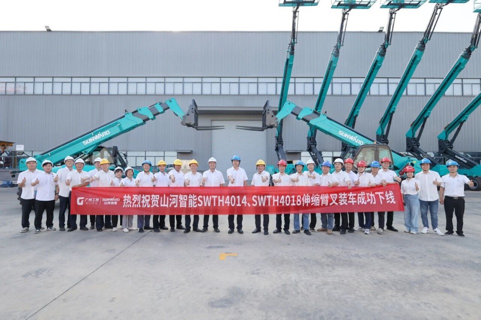 高端機型“雙箭齊發”！山河智能兩款伸縮臂叉裝車成功下線