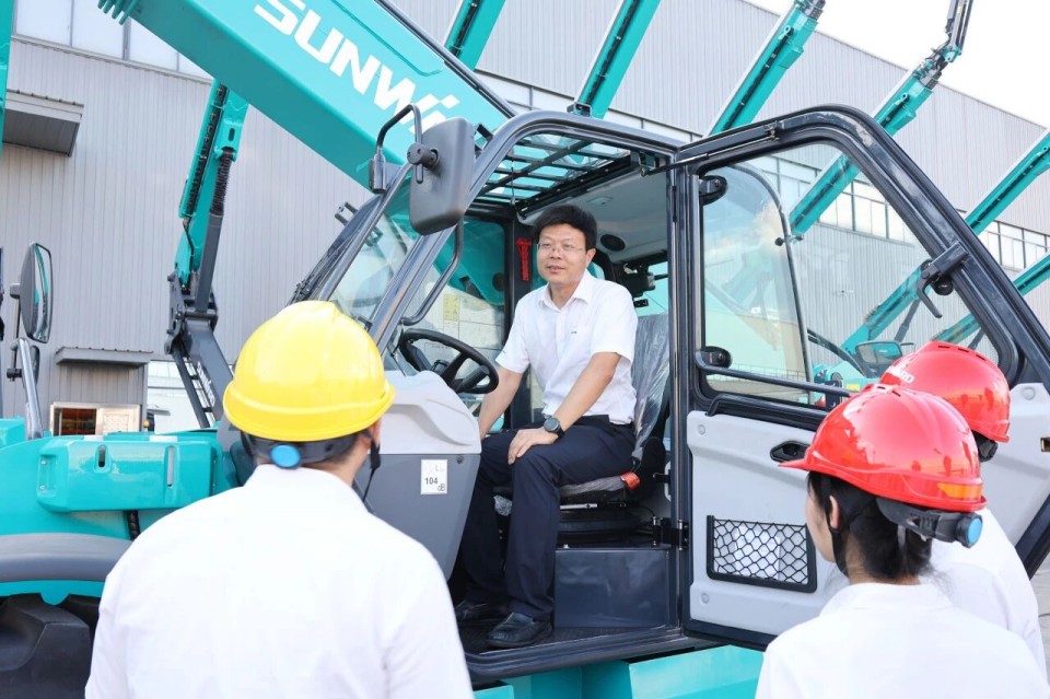 高端機型“雙箭齊發”！山河智能兩款伸縮臂叉裝車成功下線