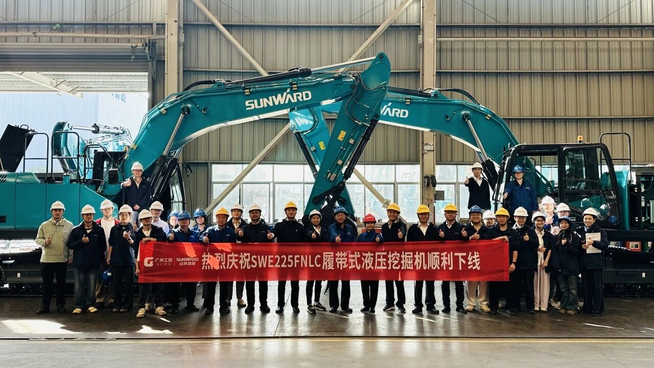 “雙子星”閃耀！山河智能兩款履帶式液壓挖掘機成功下線