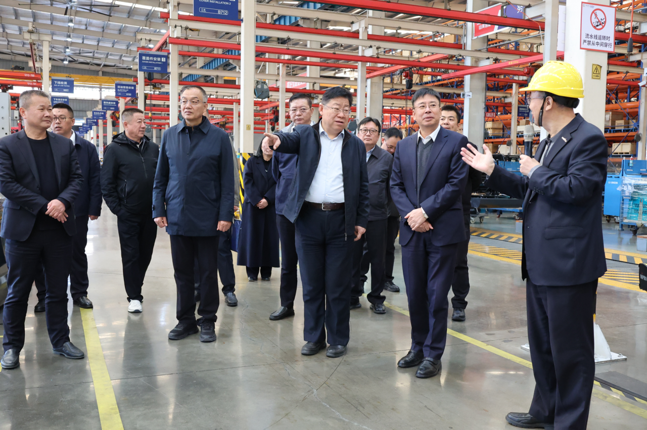 新礦投資集團黨委書記、董事長王漠到訪山河智能