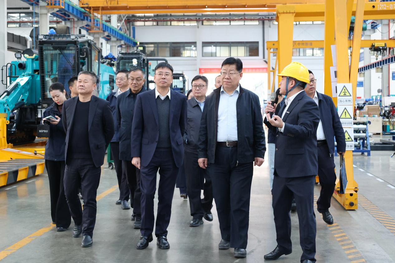 新礦投資集團黨委書記、董事長王漠到訪山河智能