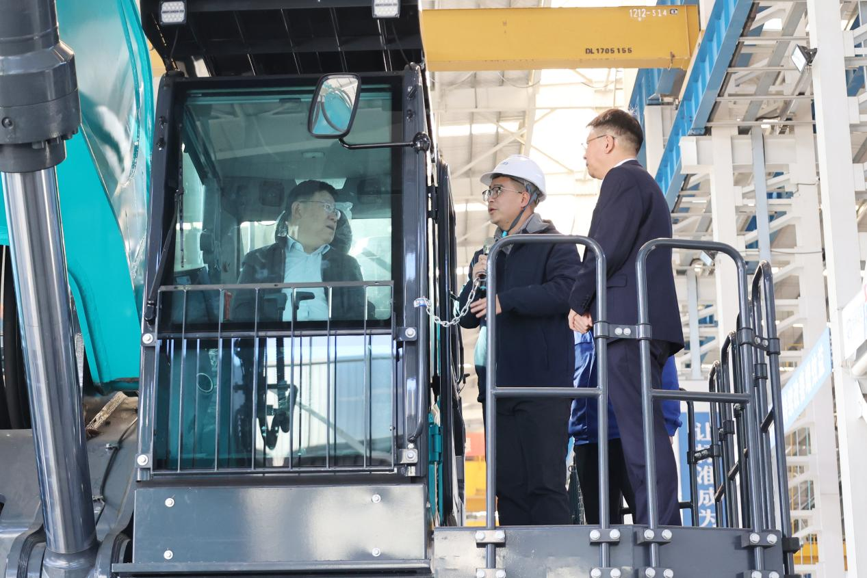 新礦投資集團黨委書記、董事長王漠到訪山河智能