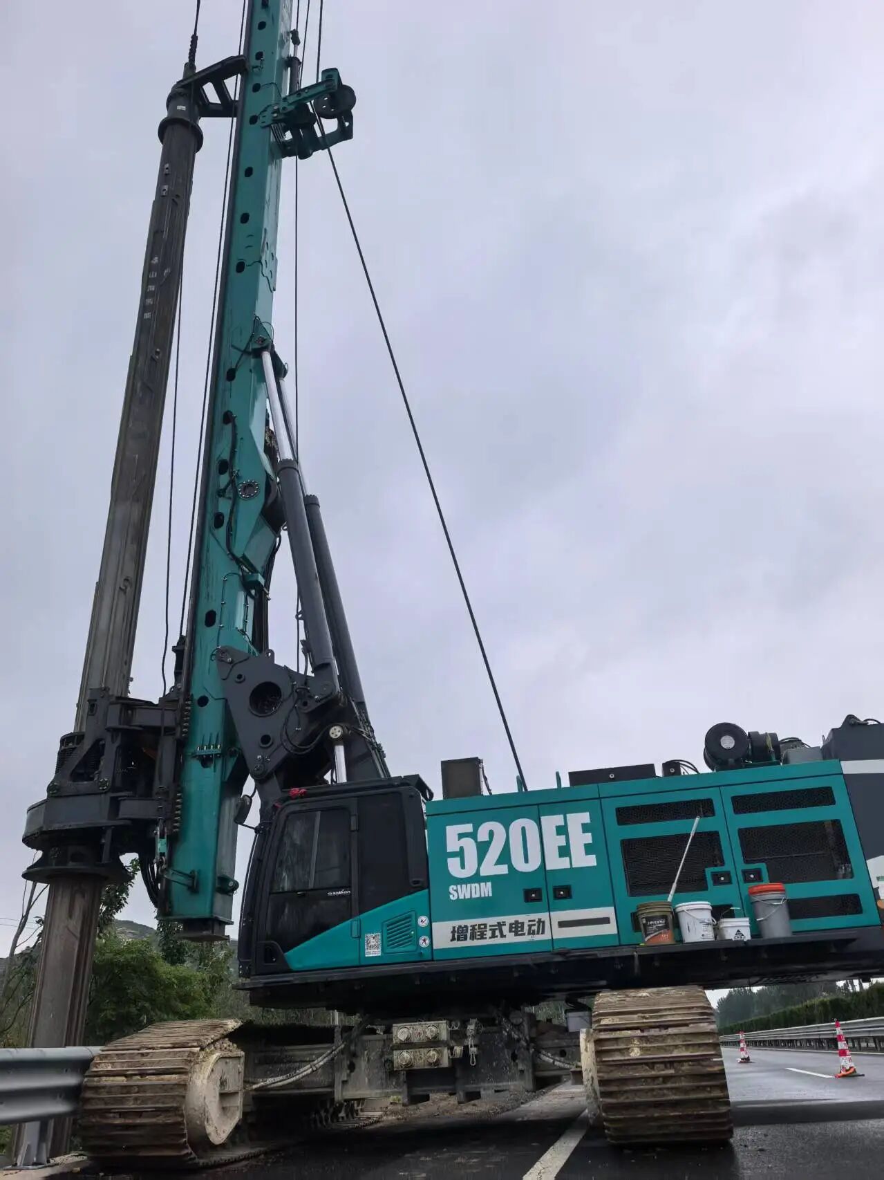 山河智能增程式電動旋挖鉆機助力山東高速建設，綠色施工成效顯著