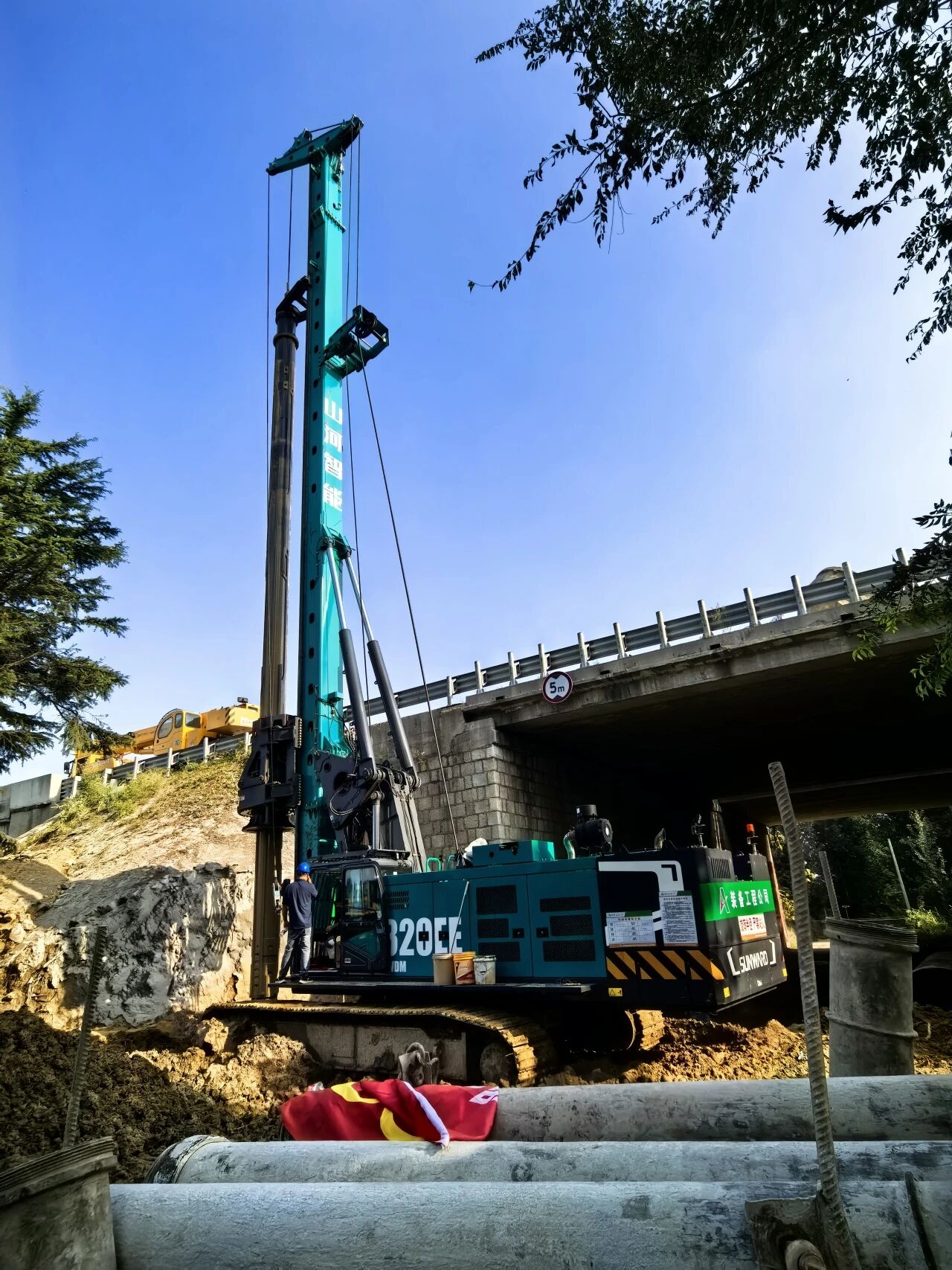 山河智能增程式電動旋挖鉆機助力山東高速建設，綠色施工成效顯著