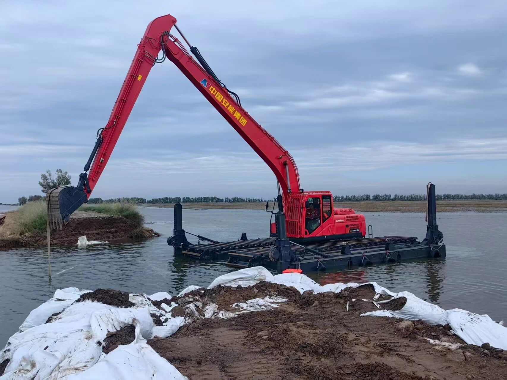 外交部發言人向世界分享中國最新兩棲挖掘機