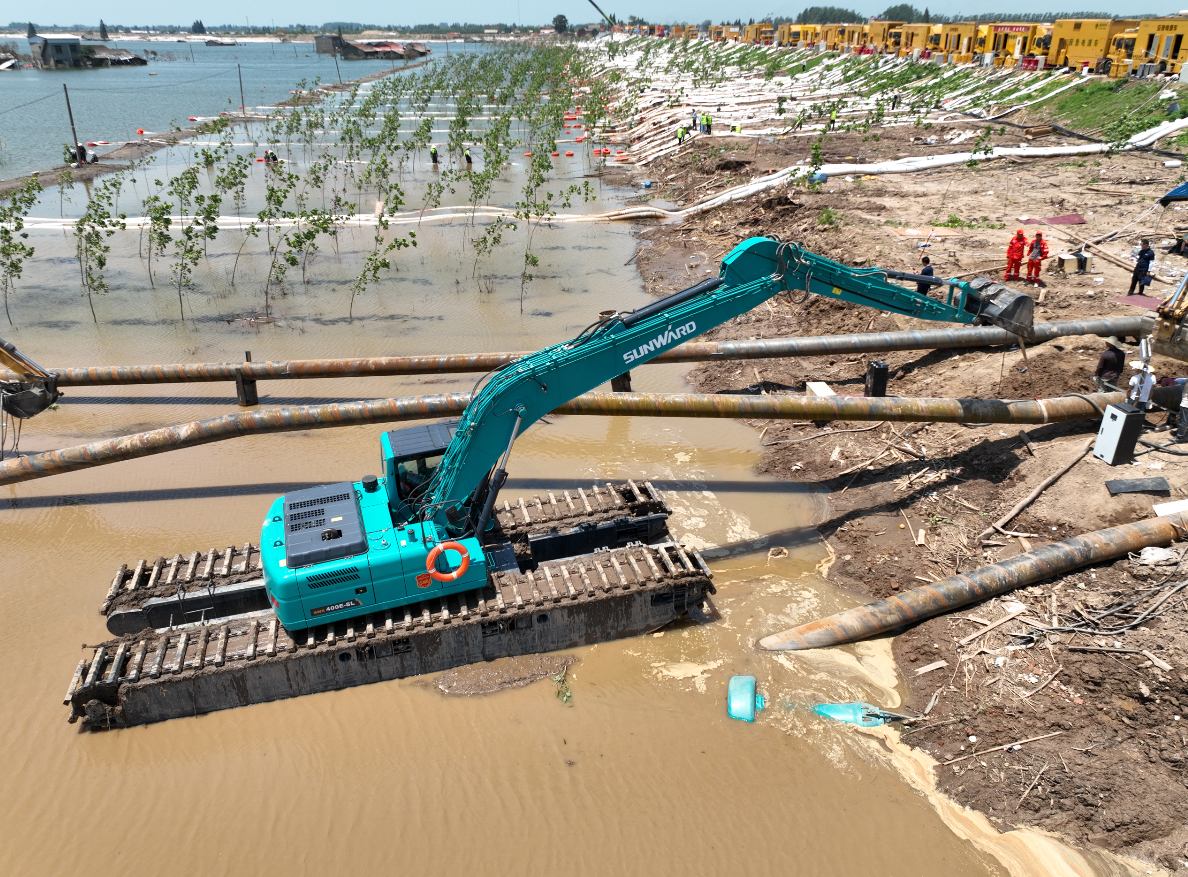 外交部發言人向世界分享中國最新兩棲挖掘機