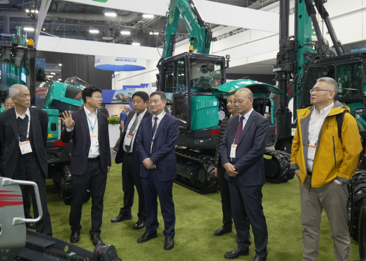 2026美國拉展 | 中國工程機械工業協會會長蘇子孟一行到訪山河智能展位