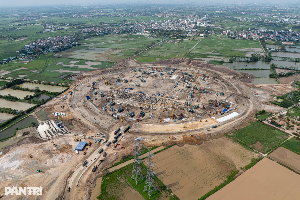 山河智能液壓靜力壓樁機集群作業，為越南最大體育場筑牢根基