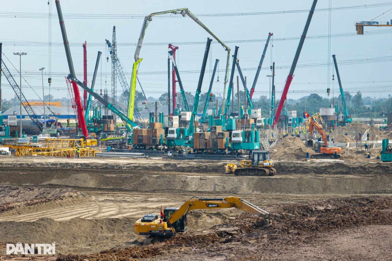 山河智能液壓靜力壓樁機集群作業，為越南最大體育場筑牢根基