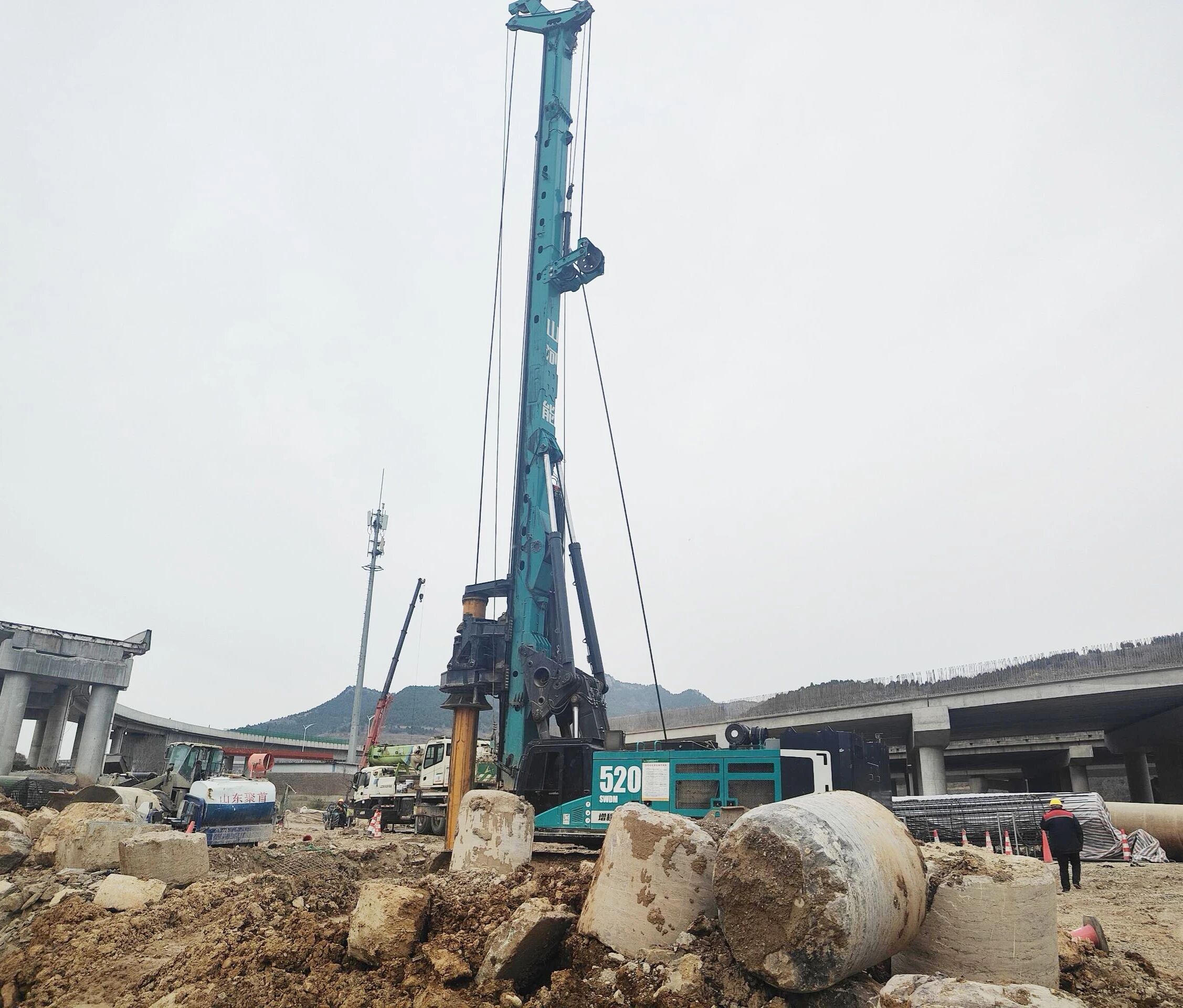 “亮劍”濟南繞城改擴建項目，山河智能增程式電動旋挖鉆機高效入巖受好評