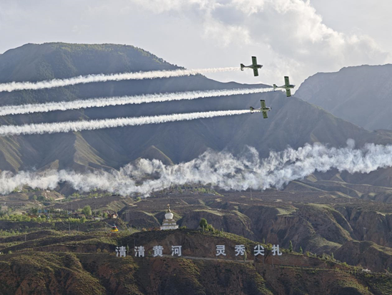 海拔2100米！山河飛行表演隊創(chuàng)造國內(nèi)運動類飛機高原表演新紀錄